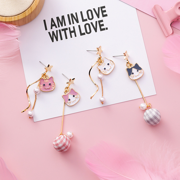 Gato juguetón con bolita - Imagen 3