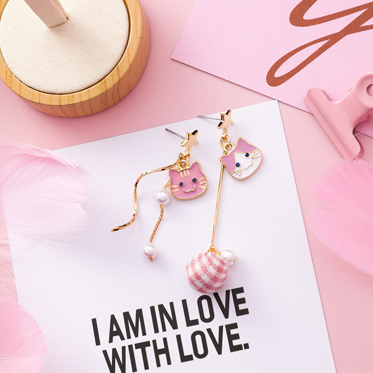 Gato juguetón con bolita - Imagen 5