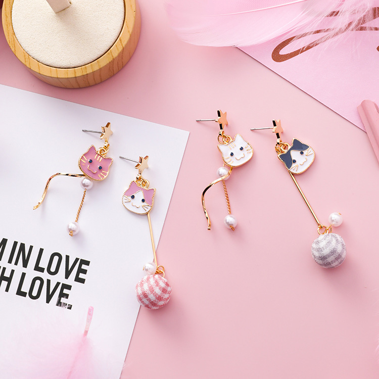 Gato juguetón con bolita - Imagen 2