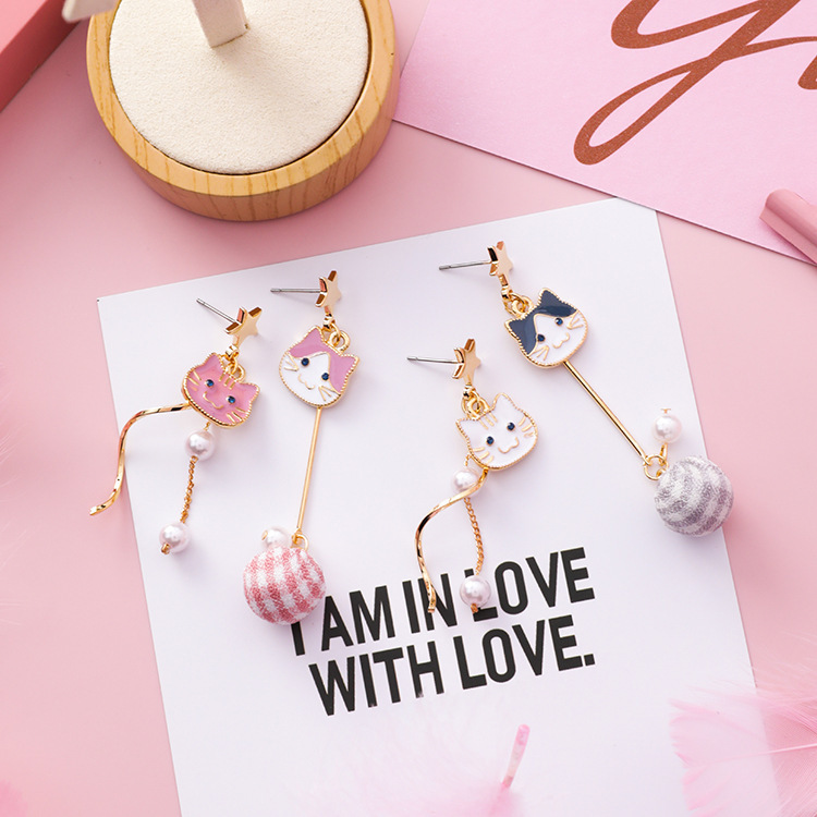 Gato juguetón con bolita - Imagen 4